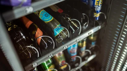 Verschiedene Flaschengetränke in einem Verkaufsautomaten