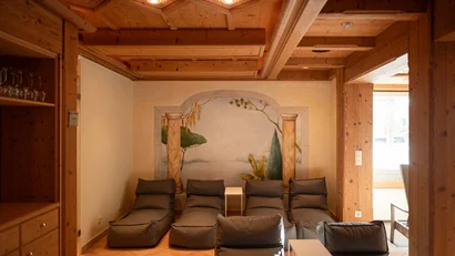 Gemütliche Ruheliegen in einem Raum mit Holzwänden und Wandmalerei.