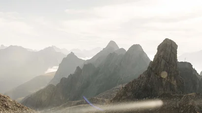 Felsige Berggipfel mit nebligem Himmel im Hintergrund